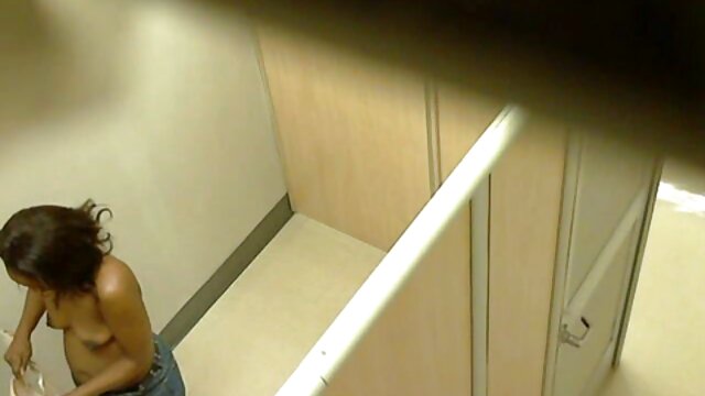 మసాజ్ పార్లర్‌లో నల్లని బస్తీ కోడిపిల్ల తన భారతీయ అందం యొక్క తడి కిట్టిని తెలుగులో సెక్స్ వీడియో నక్కుతుంది